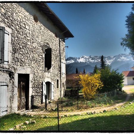 Vieux Corps De Ferme Datant De 1675 Crolles Exterior foto