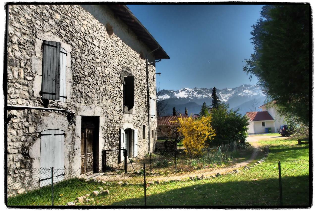 Vieux Corps De Ferme Datant De 1675 Crolles Exterior foto