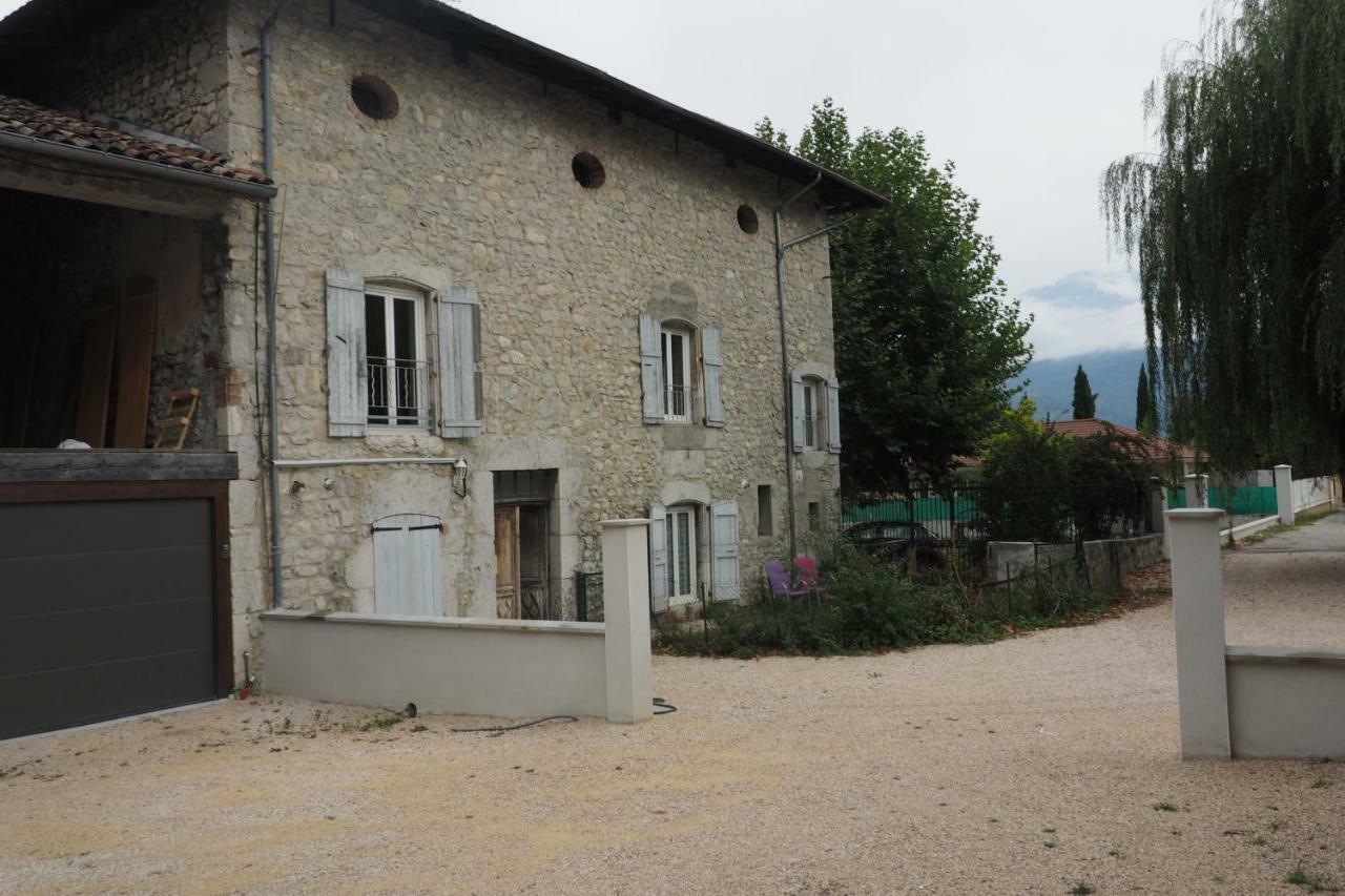 Vieux Corps De Ferme Datant De 1675 Crolles Exterior foto