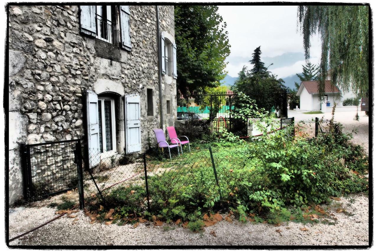 Vieux Corps De Ferme Datant De 1675 Crolles Exterior foto